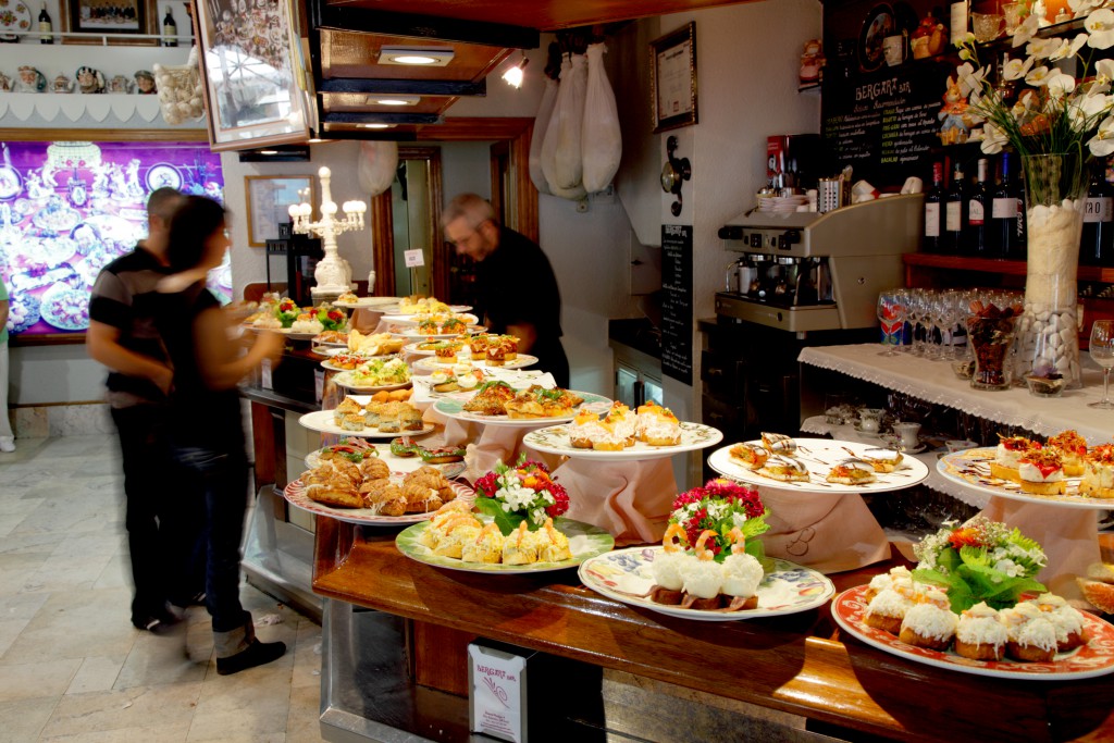 San Sebastián; Donosti. Bar Bergara - Barra de pinchos