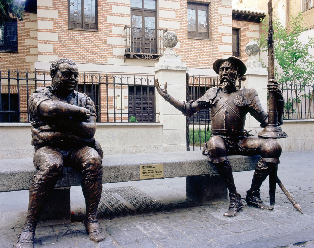 Alcalá de Henares. Monumento a Don Quijote y Sancho frente al Mu
