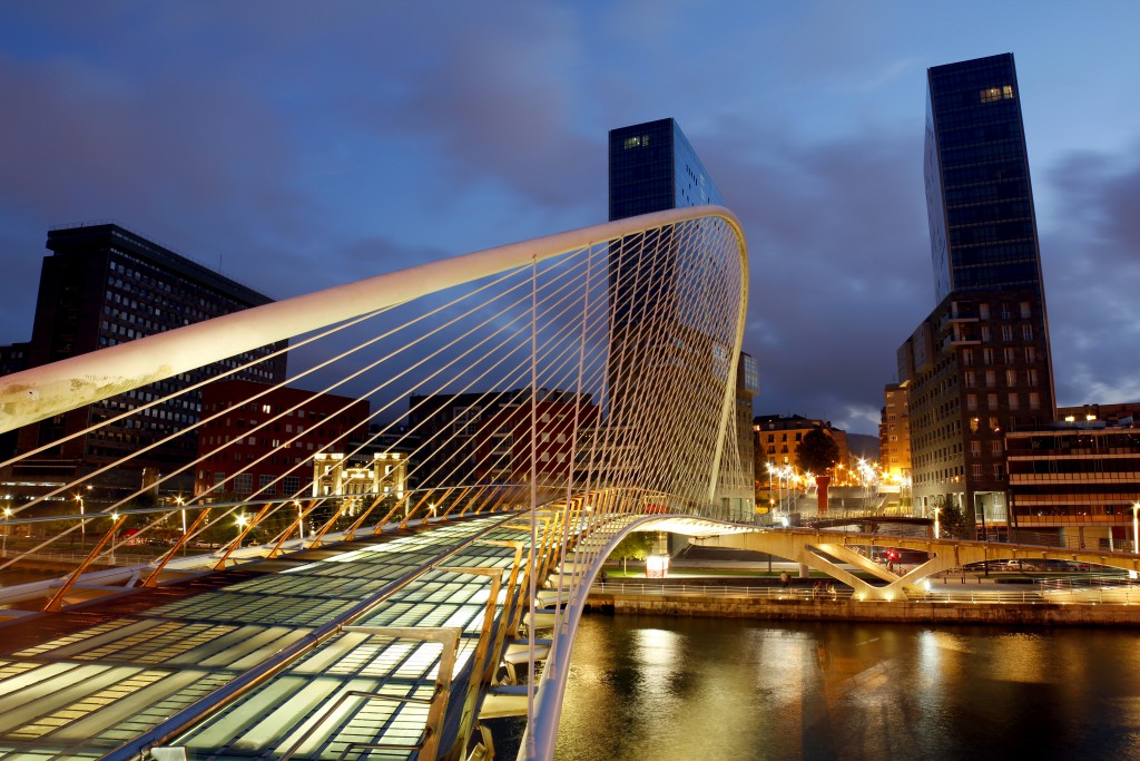 Bilbao. Pasarela del Campo del Volantín o Zubizuri y las torres